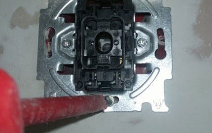 Securing the circuit breaker chassis