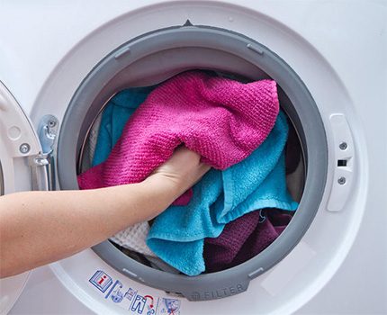 Cargando la ropa en la lavadora