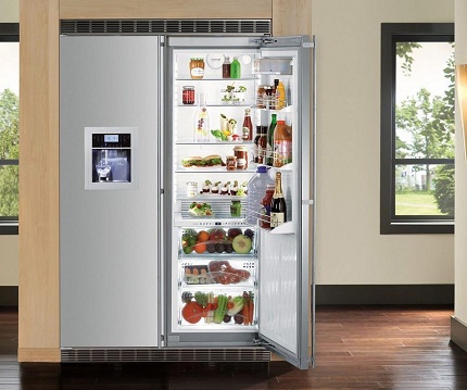 Modelo del refrigerador con puertas batientes.