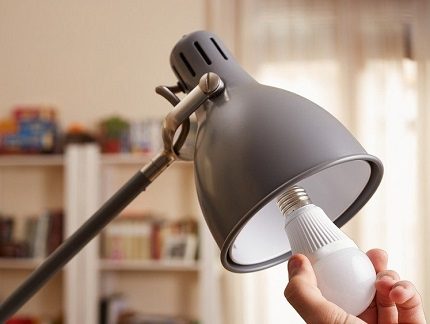 Armaturmodell med utbytbar LED-glödlampa