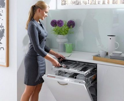 Kız bulaşık makinesini açar