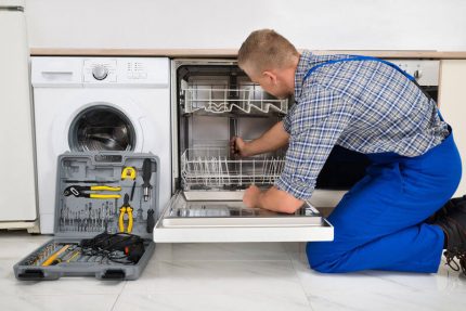 The master repairs the dishwasher