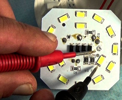 Šviesos diodų testas su multimetru
