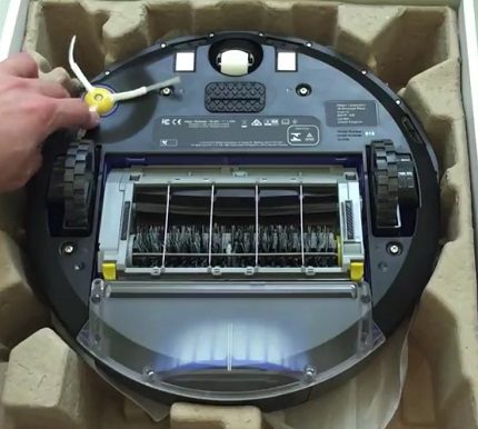 Sistem de periaj într-un robot de curățat