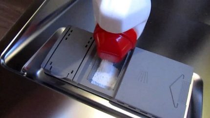 Deterjanın bulaşık makinesine yüklenmesi