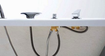 Installation på en sida av ett badkar