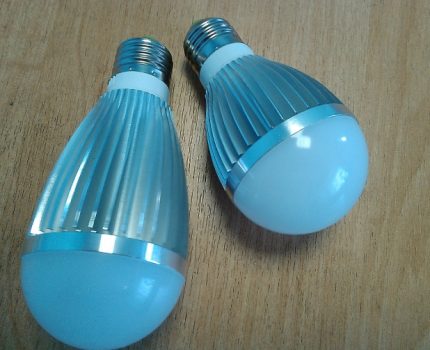 LED lampa ar klasisko pamatni