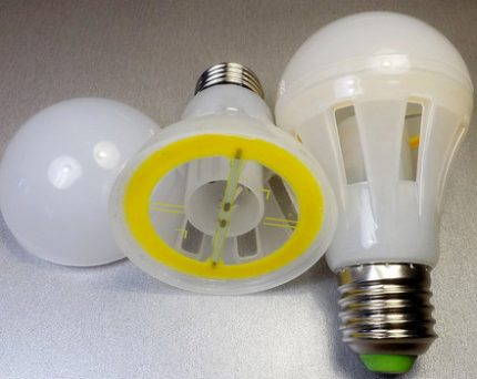 Demontovaná LED lampa