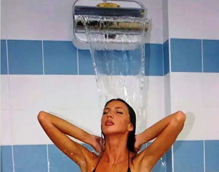 Air terjun yang dipasang di dinding untuk mandi