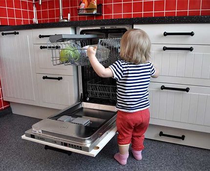 Gyermek a mosogatógép közelében