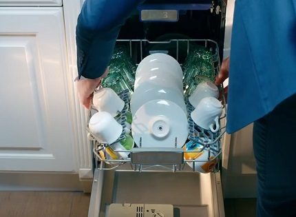 Edények egy mosogatógép kosárban