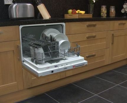 Compact built-in dishwasher