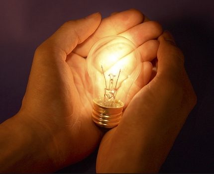 Incandescent lamp in the hands