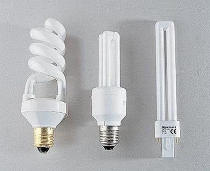 Lámparas fluorescentes de varias configuraciones.