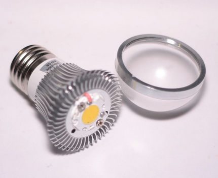 Demontovaná LED lampa