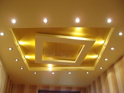 Plafond tendu avec lampes halogènes