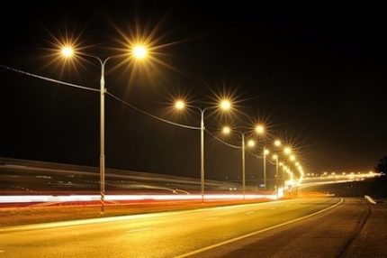 إضاءة الطريق السريع مع مصابيح الصوديوم