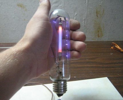 Lámpara de sodio en la mano del usuario.