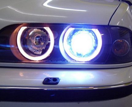 Sodium lamps in car headlights