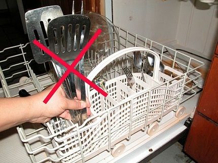 Incorrect loading of dishes in the dishwasher