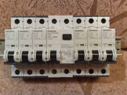 Automatic machines and RCDs on a DIN rail