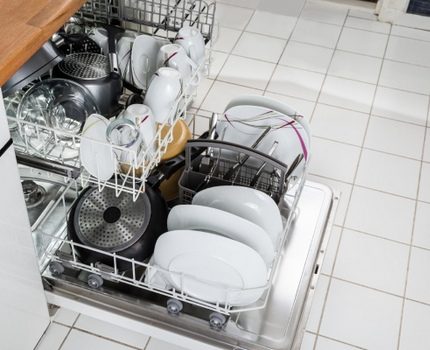 Машина за прање судова у кухињи