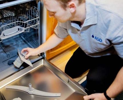 Мајстор служи машину за прање судова