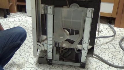 Membongkar mesin pencuci pinggan Electrolux