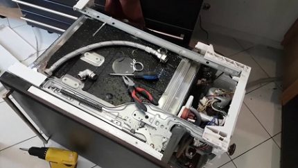 Reparation av en diskmaskin Electrolux