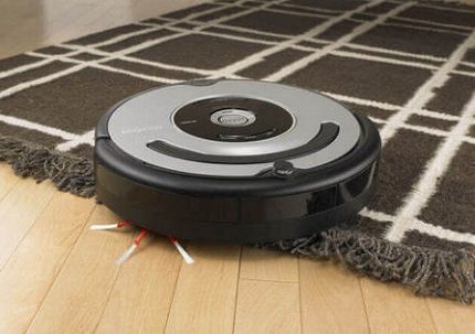 Roboten rengör mattan
