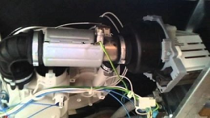 Dishwasher instantaneous heater integrated in recirculation pump
