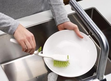 Limpieza de platos antes de lavar