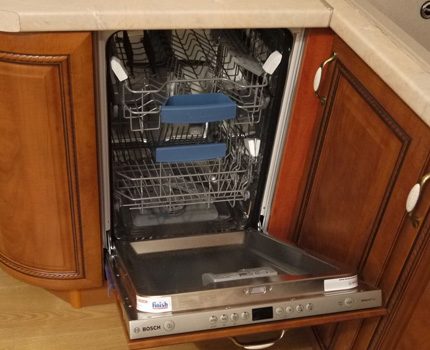 Dishwasher integrated in the floor section