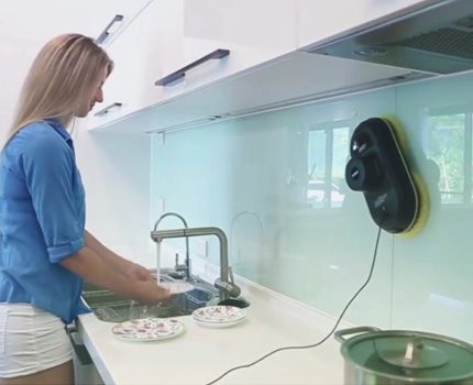 Robot tvättar ett fungerande förkläde i köket