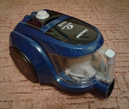 Appearance of a Samsung vacuum cleaner with a container