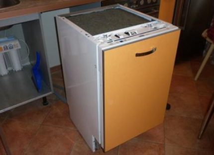 Mașina de spălat vase este scoasă din dulap