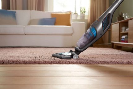 Carpet cleaning with a vertical vacuum cleaner