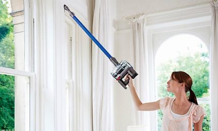 Ceiling cleaning with a vertical vacuum cleaner