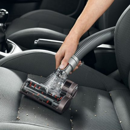 Car interior cleaning with a wireless vacuum cleaner