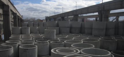 Vyztužené betonové prsteny v továrním skladu