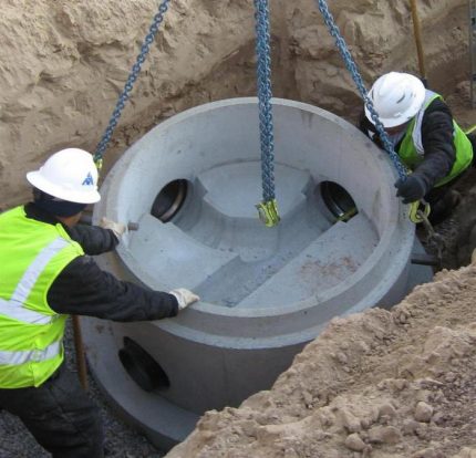Reinforced concrete ring mounting with flanges