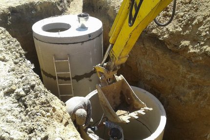 Installation of a well from reinforced concrete rings
