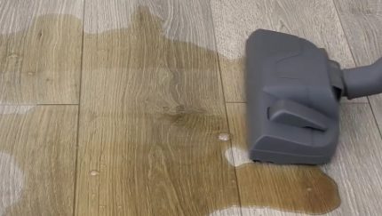 Vacuum cleaner collects liquid