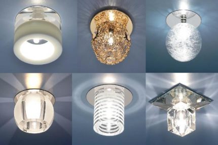 Lampy s různými lampami pro napínací strop