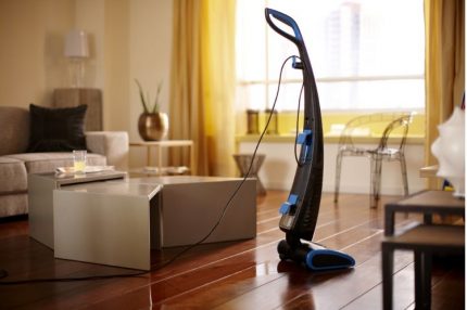 Vertical vacuum cleaner with wire