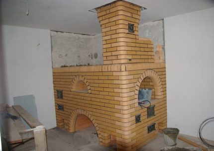 Opgezette schoorsteen op een steenkachel