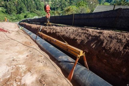 Installation of large diameter pipes