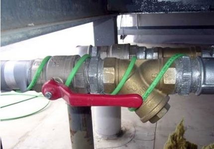 Pipe winding with heating cable