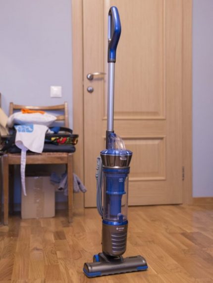 Ang vacuum cleaner na may baterya ng lithium-ion