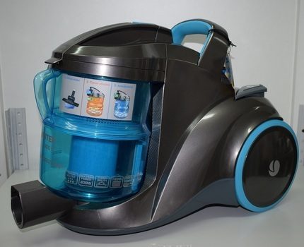 Vacuum cleaner with aquafilter